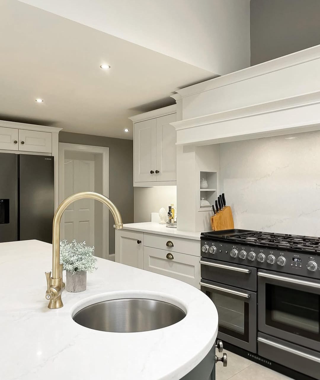 Curved kitchen island ideas 3