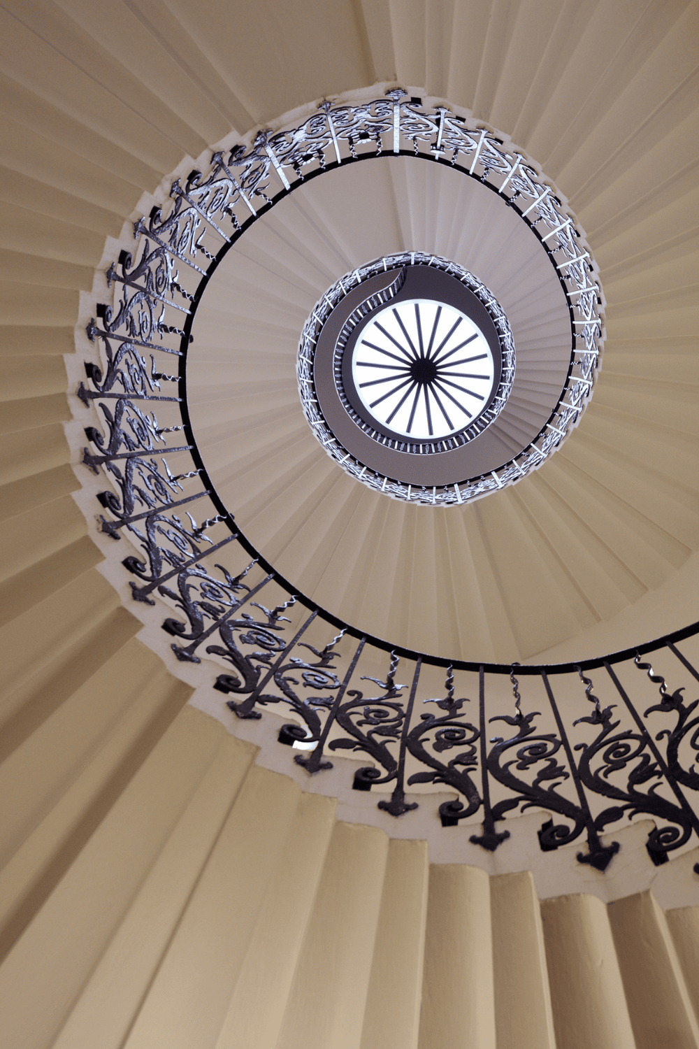 orante curved staircase