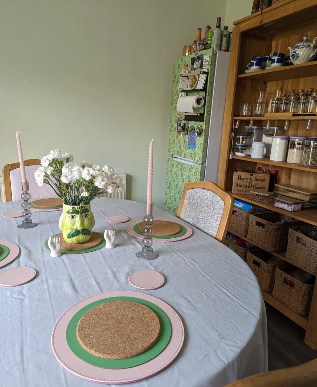 What colours go with Dulux Apple White 2