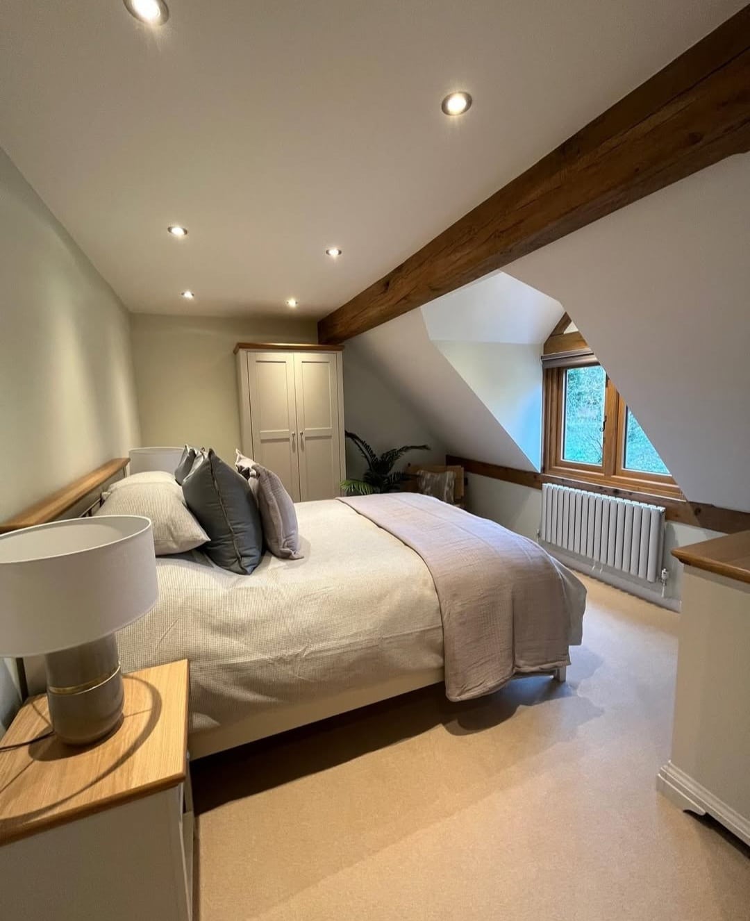 What colours go with Dulux Apple White 4
