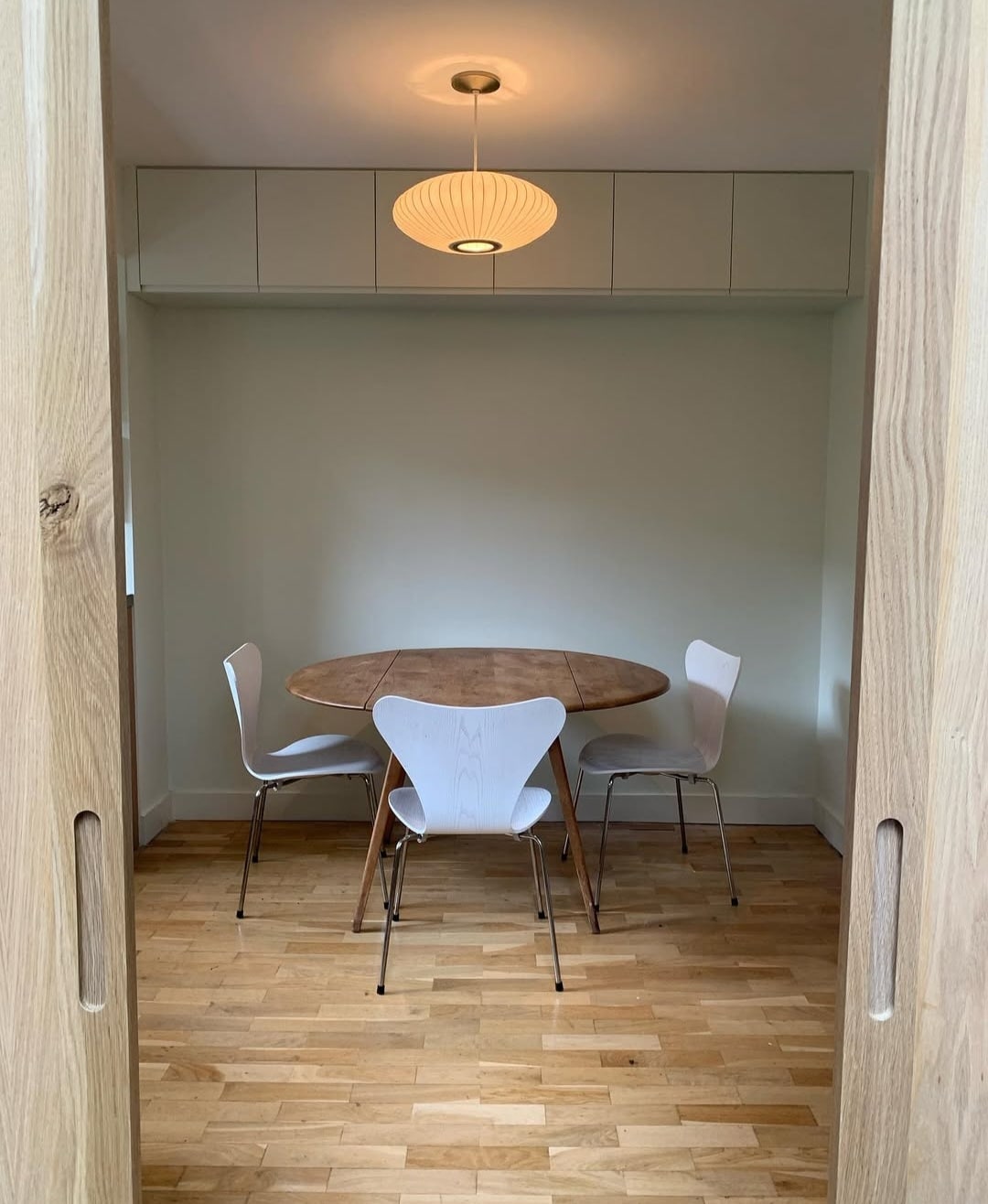 What colours go with Dulux Apple White
