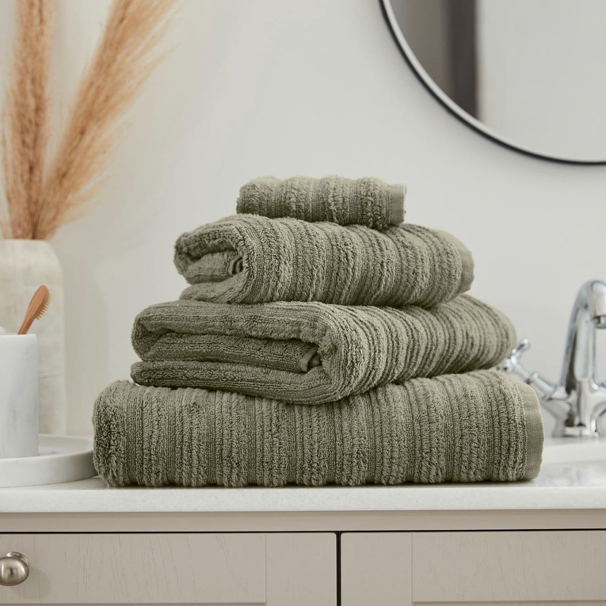 OLIVE GREEN BATH TOWELS