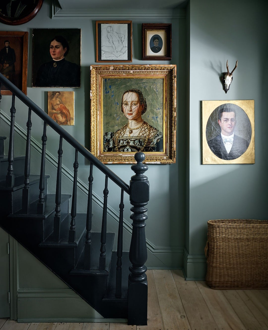 Dark green hallway ideas 2