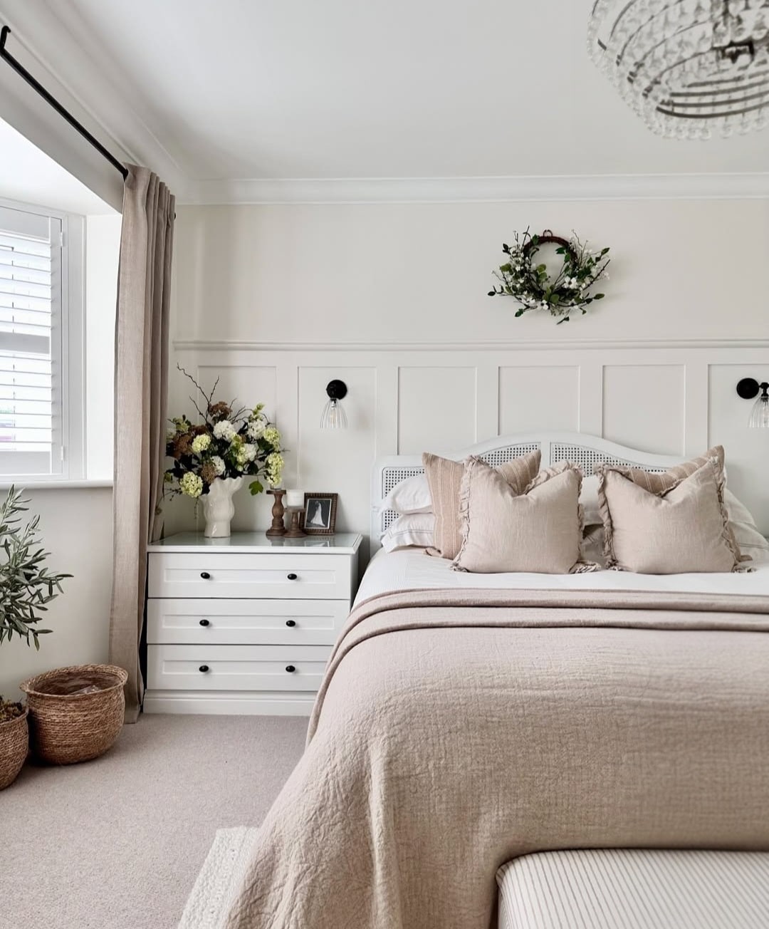 White bedroom with plants 4