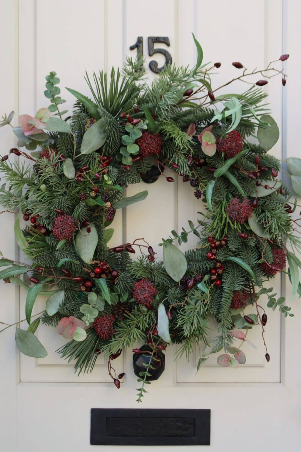 Unwrapping the Best 17 Christmas Wreaths to the Festive Season
