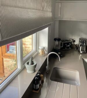 15 Kitchen Blinds Ideas + Expert Advice On How To Choose The Right Type ...