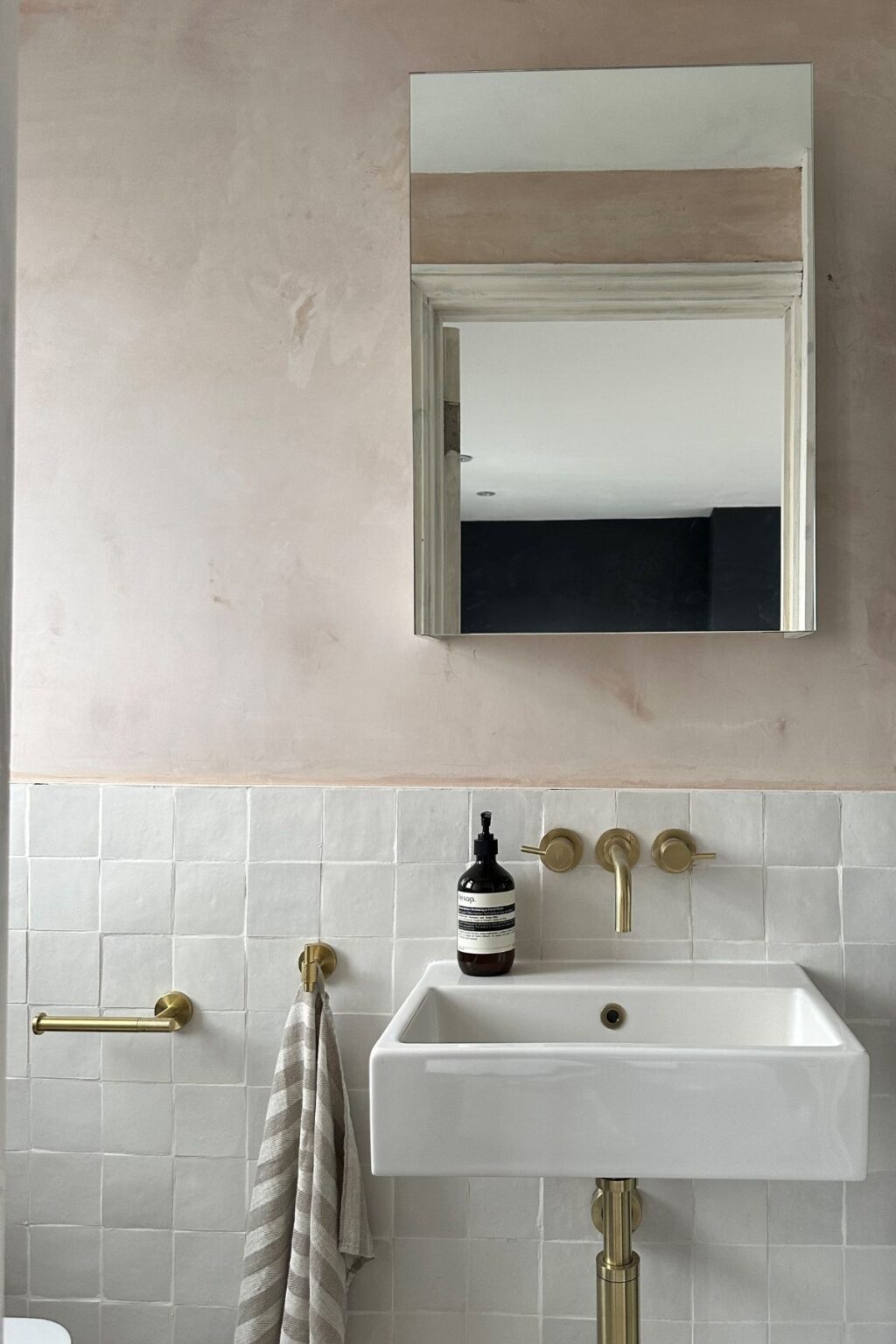 18 Trendy Yet Timeless Zellige Tile Ideas For The Bathroom